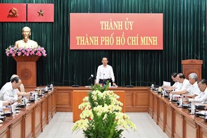 Secretary of the HCMC Party Committee Nguyen Van Nen chairs the meeting (Photo: SGGP)