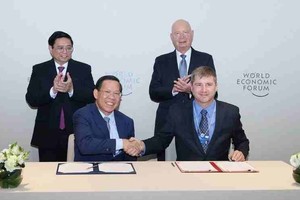 An agreement on the establishment of the Center for the Fourth Industrial Revolution (C4IR ) signed between Chairman of the HCMC People’s Committee Phan Van Mai (L) and Professor Klaus Schwab, Chairman of the World Economic Forum