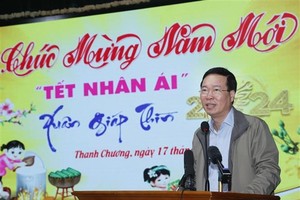 President Vo Van Thuong extends warm Tet greetings to people in Thanh Chuong district of Nghe An province. (Photo: VNA)