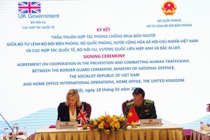 Commander of the Border Guard Command Lieutenant General Le Duc Thai and Head of Home Office International Operation of the UK’s Home Office Victoria Pullen at the signing ceremony. (Photo: bienphong.com.vn)