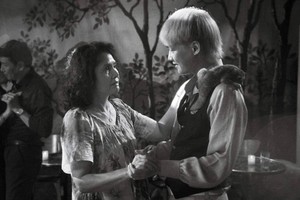 People's Artist Minh Chau (L) in the movie "Cu Li never cries" by director Pham Ngoc Lan. (Photo: image captured from the movie)