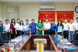 The editorial staff of the Sai Gon Giai Phong Newspaper presents gifts to the Youth Union of Da Nang City. (Photo: SGGP)