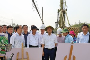 Vice Chairman of the HCMC People’s Committee Bui Xuan Cuong (3rd, L) inspects the progress of the construction project of Ring Road 3 on January 20. (Photo: SGGP)