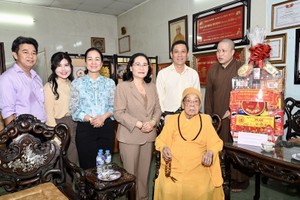 Chairwoman of the HCMC People’s Council Nguyen Thi Le (4th, L) visits Most Venerable Thich Hien Tu. (Photo: SGGP)