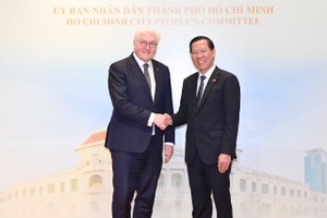Chairman of the HCMC People’s Committee Phan Van Mai (R) and German President Frank-Walter Steinmeier (Photo: SGGP)