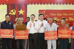 President Vo Van Thuong (3rd from left) presents tokens of charity houses for needy citizens in Dong Thap. (Photo: VNA)