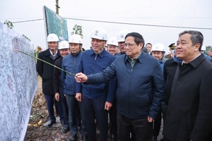 Prime Minister Pham Minh Chinh inspects the Quang Trach-Pho Noi 500kV electric transmission line project (Photo: SGGP)