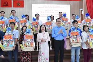 HCMC’s leader offers Tet gifts to needy people in District 5