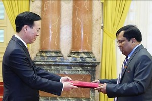 In a meeting with Bangladeshi Ambassador Mohammad Lutfor Rahman (Photo: VNA)