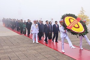 Incumbent and former leaders of the Party and State come to commemorate President Ho Chi Minh at his mausoleum in Hanoi on February 2. (Photo: VNA)