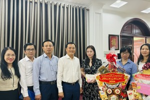 Vice Chairman of the HCMC People’s Committee Bui Xuan Cuong (4th, L) visits to Colonel General Huynh Ngoc Son, former members of the Party Central Committee and former Deputy Chairman of the National Assembly (NA). (Photo: SGGP)
