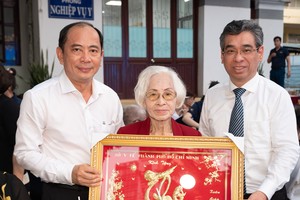 Deputy Secretary of the HCMC Party Committee cum Head of the Organizing Committee of the HCMC Party Committee Nguyen Phuoc Loc (R), and Director of the HCMC Department of Health Tang Chi Thuong (L) congratulate veteran doctors. (Photo: SGGP)
