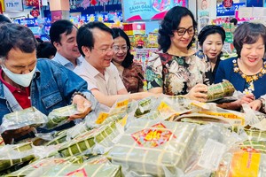 Deputy Minister of Industry and Trade Phan Thi Thang (2nd, R) inspects the preparation of sufficient essential goods for the Tet holidays at Ly Thuong Kiet Co.op Mart in District 10. (Photo: SGGP)