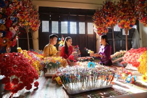 Thanh Tien paper flower-making village becomes a new photo check-in spot for people as the Lunar New Year Festival approaches. (Photo: SGGP)