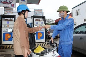 Fuel prices simultaneously drop on February 8 (on the 29th day of the last month of the lunar calendar). (Photo: SGGP)