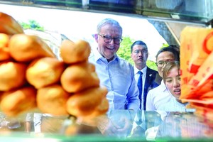Australian PM Anthony Albanese enjoys Banh Mi (bread) in Hanoi. (Photo: SGGP)