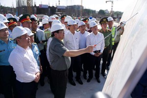 Prime Minister Pham Minh Chinh urges speeding up the construction of Terminal 3 at Tan Son Nhat Airport. (Photo: SGGP)