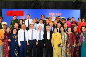 Leaders and former leaders of the Party, State, HCMC, the High Command of Military Region 7, departments and armed forces of the city attend the incense offering ceremony at Ben Duoc Martyrs Memorial Temple and Sai Gon- Cho Lon- Gia Dinh Revolutionary Tradition Monument on February 14. (Photo: SGGP)