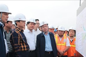 Deputy Prime Minister Tran Hong Ha visits the construction site of the power transmission line in Nam Thanh commune, Nam Dan district, Nghe An province. (Photo: VNA)