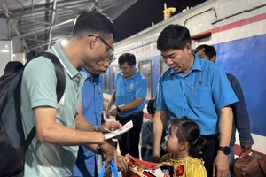 The Labor Federation of the city coordinated with trade unions of industrial parks and export processing zones in HCMC to offer free train tickets to disadvantaged families of employees. (Photo: SGGP)