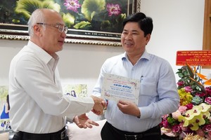Head of the Propaganda and Education Board of the HCMC Party Committee Phan Nguyen Nhu Khue (L) extends greetings to People’s Doctor, Prof Dr. Nguyen Duc Cong. (Photo: SGGP)