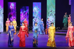 An "Ao dai" performance at the program held by Vietnam Women's Union on February 29. (Photo: VNA)