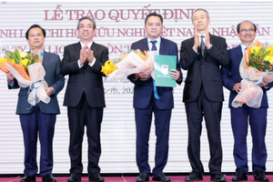Vice Secretary of the HCMC Party Committee Nguyen Phuoc Loc (2nd, L) and Consul General of Japan to HCMC Ono Masuo (2nd, R) offer flowers to representatives of the newly-established Vietnam-Japan Friendship Division. (Photo: SGGP)