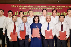 Leaders of the cities and VNU-HCMC attend the sigining ceremony. (Photo: SGGP)