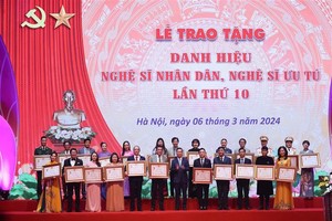 President Vo Van Thuong presents the certificates of People's Artist to the title winners (Photo: VNA)