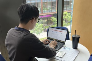 Administrative documents related to foreigners, such as applications for visa issuance, temporary residence cards, and temporary residence extensions can be submitted online. (Photo: SGGP)