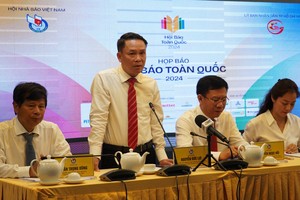 Standing Vice Chairman of the Vietnam Journalists’ Association (VJA) Nguyen Duc Loi, head of the festival’s organizing committee, speaks at the press conference (Photo: SGGP)