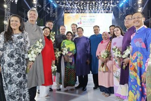 HCMC's leaders and representatives of diplomatic missions in the city at the festival (Photo: SGGP)