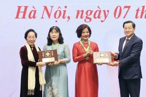 Deputy PM Le Minh Khai presents the Kovalevskaia Award 2023 to two female scientists (Photo: VNA)