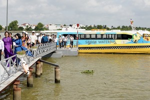 Visitors take a river bus tour to see the beauty of HCMC. (Photo: SGGP)