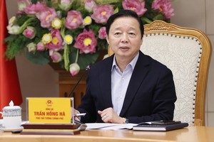 Deputy Prime Minister Tran Hong Ha chairs a meeting to collect opinions on a plan to implement the national Seaport System Development Master Plan on March 11. (Photo: SGGP)