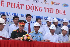 Representatives of the ACV and the joint venture of construction contractors for Phase 1 of the Long Thanh International Airport Project signed an agreement committing to complete the construction and technical operation of the runway of package 4.6 before April 30, 2025. (Photo: SGGP)