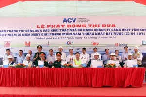 To shorten the schedule and bring Tan Son Nhat airport's T3 passenger terminal to completion by April 30 next year, the investor and contractors are determined to intensify manpower, machinery, equipment, and construction efforts. (Photo: VNA)