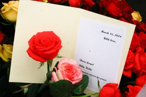 American veteran Bille Kelly brings 504 red roses and the message for a peace to Son My every year. (Photo: SGGP)