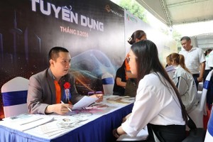 At the HUTECH job fair (Photo: VNA)