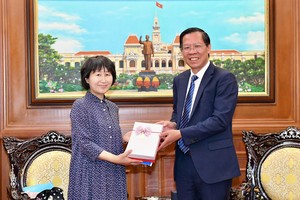 Chairman of the HCMC People’s Committee Phan Van Mai (R) and HCMC's tourism ambassador in Aichi Prefecture of Japan, Noriko Hirose (Photo: SGGP)
