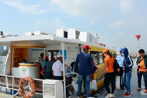 Tourists feel pressured to take trips visiting destinations across the country when prices of tours and tourism services rise sharply. (Photo: SGGP)