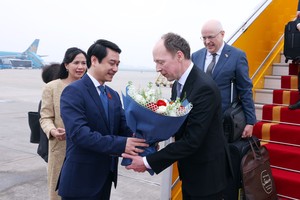 Vice Chairman of the NA’s Committee for Foreign Affairs Le Anh Tuan (L) welcomes Speaker of the Parliament of Finland Jussi Halla-aho at the Noi Bai International Airport. (Photo: VNA) 