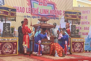 The Feast and Commemoration Festival for Hoang Sa Soldiers ceremony is held in An Hai communal temple, Ly Son Island, Quang Ngai Province. (Photo: SGGP)