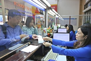 Passengers buy train tickets at a station. (Photo: SGGP)