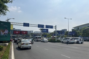 The non-stop electronic toll collection lanes ensures smooth traffic for travelers. (Photo: SGGP)