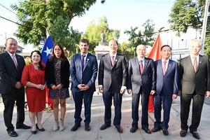 Standing Vice Secretary of the HCMC Party Committee Nguyen Ho Hai and the municipal high-ranking delegation offer flowers at President Ho Chi Minh Statue at the park named after him in Cerro Navia commune of Santiago capital in Chile on March 29. (Photo: SGGP)