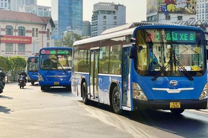 The HCMC Management Center of Public Transport has implemented a project on strengthening accessibility and connection between bus routes and metro line 1 (Ben Thanh – Suoi Tien). (Photo: SGGP)