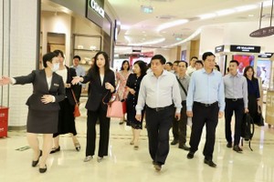 Minister of Planning and Investment Nguyen Chi Dung (C) visits the free trade center and duty-free trade zone in Haikou. (Photo: VNA)