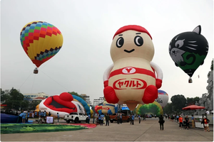 People join the 2nd International Hot-air Balloon Festival in the northern mountainous province of Tuyen Quang in April last year (Photo: VNA)
