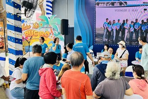 Tourists visit the display booth of Saigontourist Travel Services Company (Saigontourist). (Photo: SGGP)